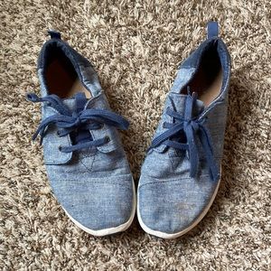 Cute blue sneaker Toms.